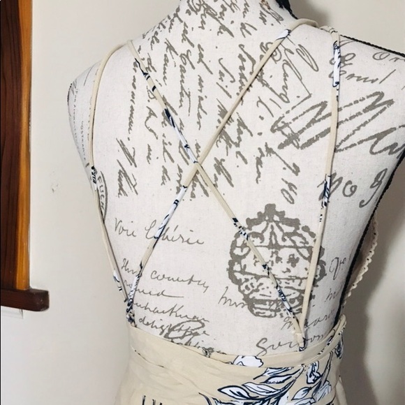 Plunging Neckline Floral Dress - Picture 6 of 8